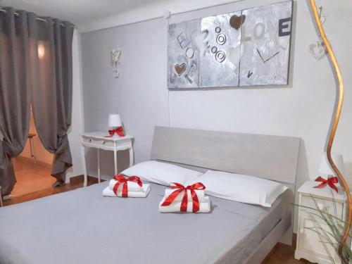 - une chambre dotée d'un lit avec des arcs rouges dans l'établissement One bedroom apartement with wifi at Taranto, à Tarente