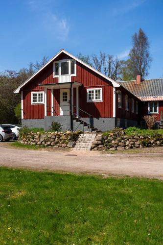 a red house with a red roof at Långstorp 200 Gästhem i Höör vänster in Höör