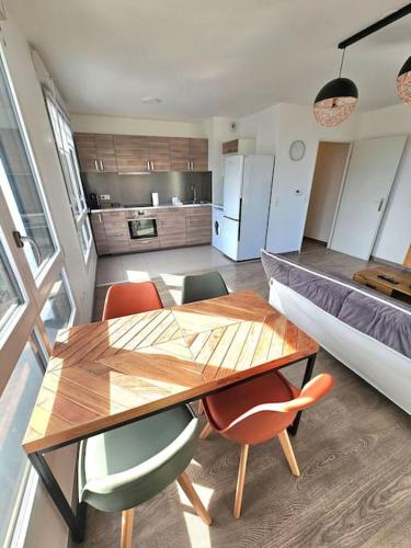 - une cuisine avec une table, des chaises et un lit dans l'établissement Saint-Denis Park, à Saint-Denis