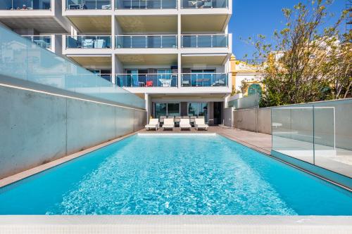 an empty swimming pool in front of a building at Kasino II RC Q in Monte Gordo