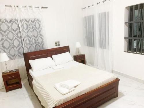 um quarto com uma cama com duas toalhas em Villa luxueuse - front de mer - vue sur la mer em Cotonou