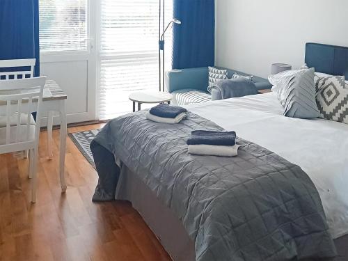 1 dormitorio con 1 cama con toallas en Hynish House, en Stornoway