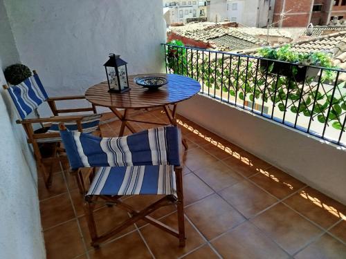 a balcony with a table and chairs on a balcony at Cazorla Rural in Quesada