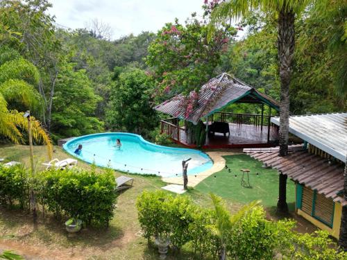 博卡奇卡的住宿－Villa Azul，一座房子旁的院子内的游泳池