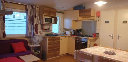 Η κουζίνα ή μικρή κουζίνα στο Mobile-home 2 chambres