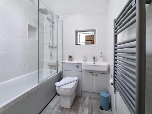 uma casa de banho branca com um WC e um lavatório em Cefn Canol em Betws-y-coed