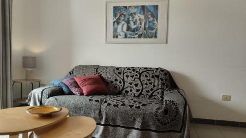 un soggiorno con un divano e un tavolo di Almichara a El Médano