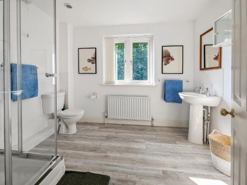 uma casa de banho com um WC e um lavatório em The Nest em Surfleet