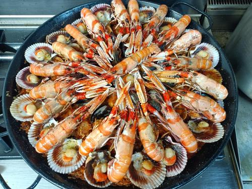 a pan full ofcooked shrimp and oysters in at A Ribeira do Tambre in Troitosende