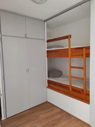 une chambre avec deux lits superposés et un placard dans l'établissement Appartement La Grande Motte, à La Grande Motte