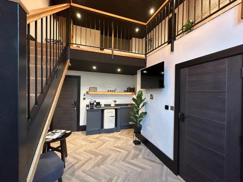 una habitación con escalera y una cocina en una casa en Crescent Place en Cheltenham