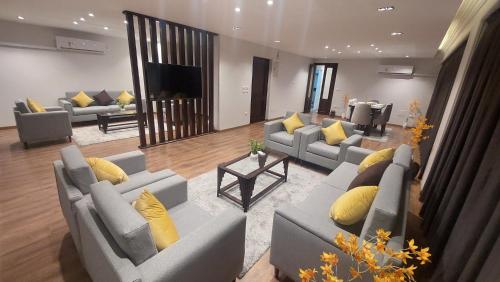 شقة مفروشة حديثة وواسعة 3 غرف