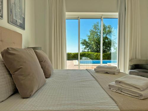 1 dormitorio con 1 cama y vistas a la piscina en Villa Los Olivos - Ole Solutions, en Arcos de la Frontera
