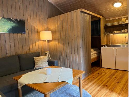 sala de estar con sofá y mesa en Melkevoll Bretun Camping en Briksdalsbre