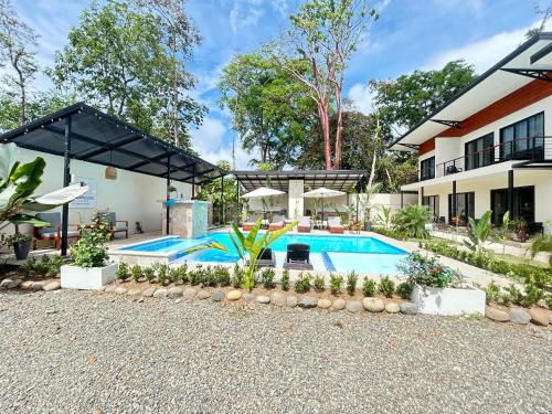 een afbeelding van een zwembad in een huis bij Villas Luna Africana by Palmer in Puerto Viejo