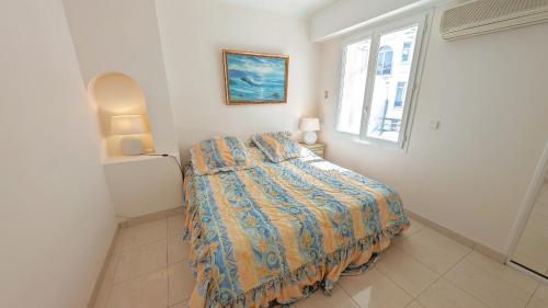 une chambre avec un lit et une fenêtre dans l'établissement Ref ILES - Palmes d'Or Properties, à Cannes