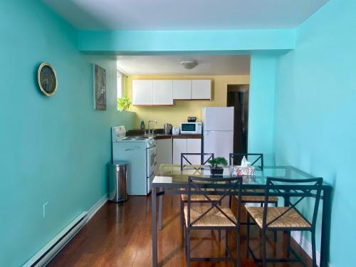 哈利法克斯的住宿－Ozone Homes-Private Basement Unit，厨房以及带桌椅的用餐室。