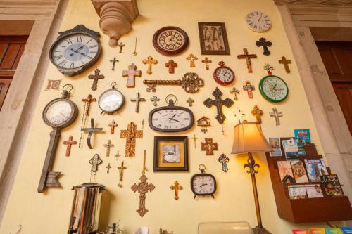 un mur rempli d'horloges sur un mur dans l'établissement Hotel Posada San Agustin, à Durango