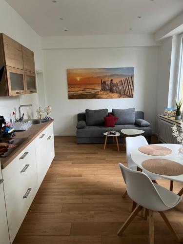 una cucina e un soggiorno con un divano e un tavolo di Am Verwaltungszentrum Nähe Mosel a Coblenza
