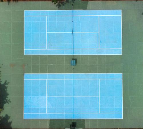 einen Tennisplatz mit blauen Fliesen an der Wand in der Unterkunft Poolside Oasis near Manuel Antonio! AC/WiFi/Tennis in Quepos