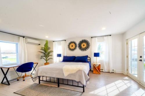 une chambre avec un lit, un bureau et des fenêtres dans l'établissement Brand New House with Large Porch in Lake Katrine, à Lake Katrine