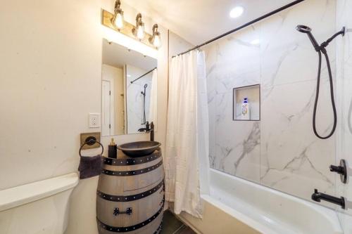 La salle de bains est pourvue d'un lavabo en fût et d'une douche. dans l'établissement Brand New House with Large Porch in Lake Katrine, à Lake Katrine