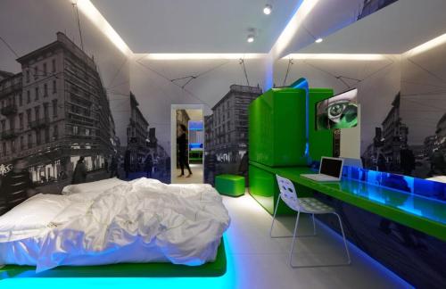 - une chambre avec un lit et un bureau avec un ordinateur dans l'établissement Town House Street, à Milan