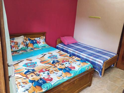 ein Schlafzimmer mit zwei Betten mit Disney-Zeichen darauf in der Unterkunft Mylooran Hotel in Jaffna