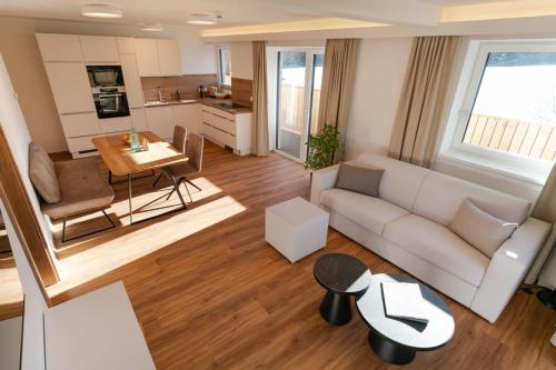 sala de estar con sofá y mesa en Waldrand Apartments en Ramsau am Dachstein