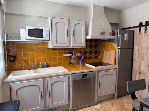 Kjøkken eller kjøkkenkrok på La Mouette Bleue maison de ville individuelle