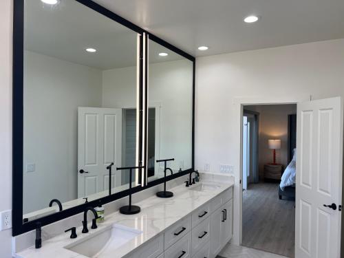 La salle de bains est pourvue de 2 lavabos et d'un grand miroir. dans l'établissement 3891 Bayside, à Fort Myers Beach