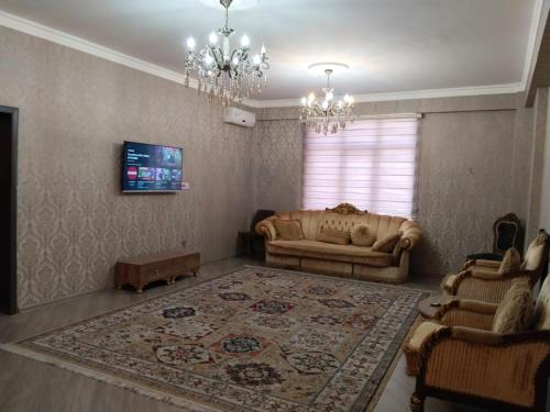 een woonkamer met een bank en een tapijt bij 2 Bedrooms Apartment on 28 May Metro in Baku
