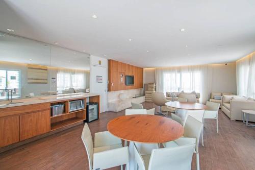 a kitchen and living room with a table and chairs at NOW Alto da Boa Vista - Studio Design 303 próximo Aeroporto Congonhas & Vibra SP in Sao Paulo