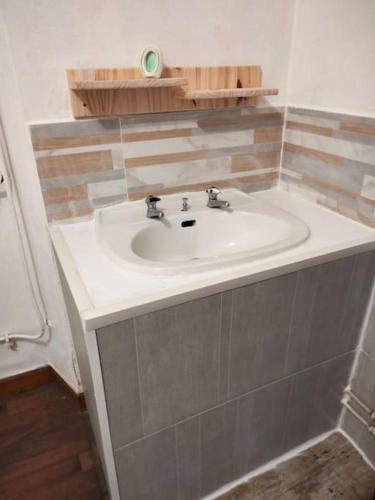 La salle de bains est pourvue d'un lavabo blanc. dans l'établissement Proche de la gare, à Saint-Jean-Pied-de-Port