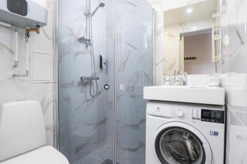 a bathroom with a washing machine and a shower at Ernakodu in Pärnu