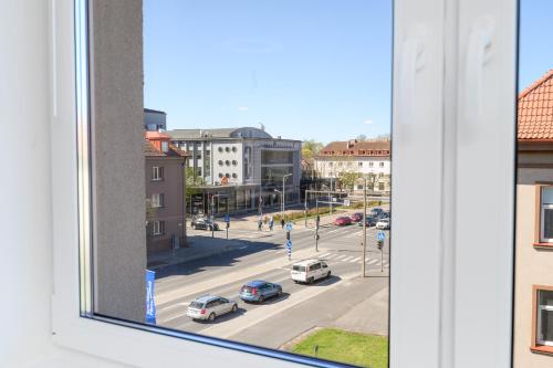 een uitzicht vanuit een raam op een straat met auto's bij Ernakodu in Pärnu