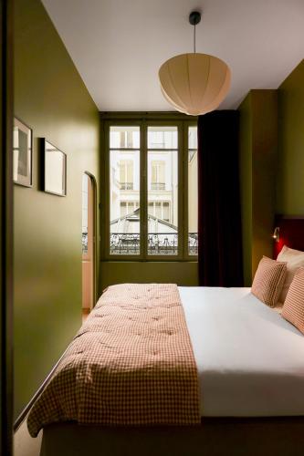 une chambre avec un grand lit et une fenêtre dans l'établissement Sublime appartement luxe Paris Haut-Marais AC, à Paris