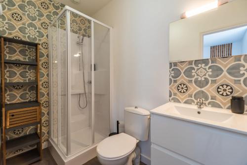 ガンガンにあるAppartement au coeur de Guingampのバスルーム(トイレ、シャワー、シンク付)