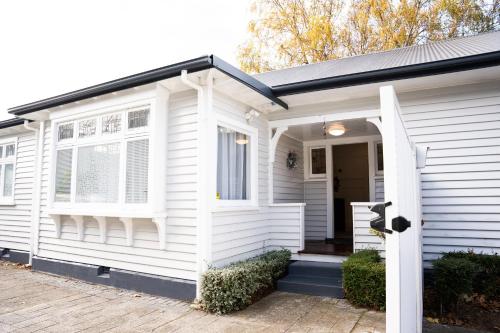 Gallery image of Charming 1920s Villa on Bealey Ave in Christchurch