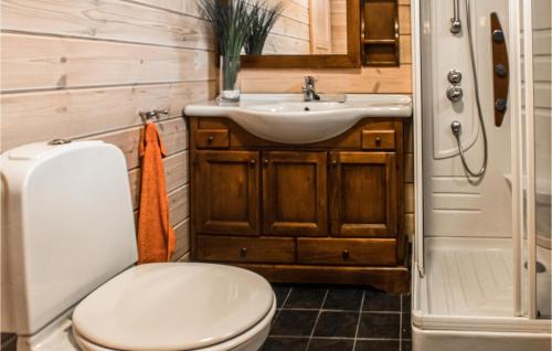 ein Bad mit einem WC und einem Waschbecken in der Unterkunft Gorgeous Home In stby With Kitchen in Østby