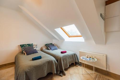a attic bedroom with two beds and a skylight at Face a la mer avec terrasse ensoleillee Brehec in Plouha