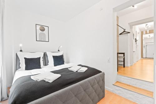 - une chambre avec un grand lit et 2 serviettes dans l'établissement Kingsize Bett, Naturidylle, Netflix, Großräumig, à Pforzheim