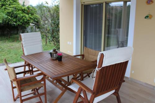 Yellow House close to the beach