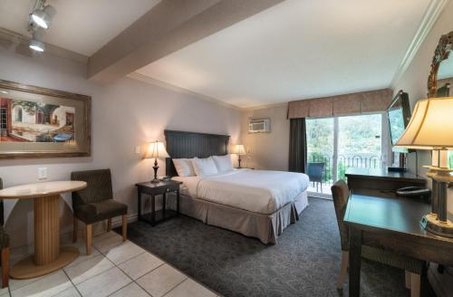 ein Hotelzimmer mit einem Bett und einem Schreibtisch in der Unterkunft Prestige Inn Nelson in Nelson