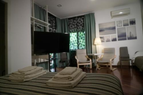 een hotelkamer met een bed met handdoeken erop bij Casa Mia Guesthouse in Rome
