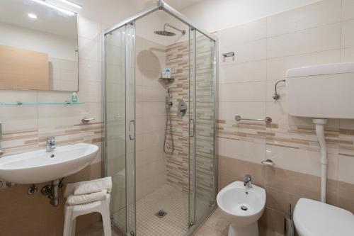 y baño con ducha, lavabo y aseo. en Piccolo Hotel, en Bellaria-Igea Marina