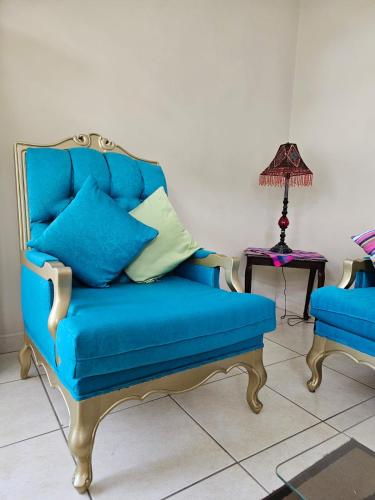 a blue couch sitting in a room with a lamp at Encanto Natural in Sambo Creek