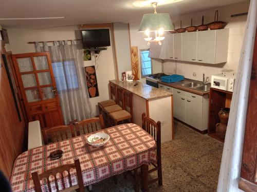 una cucina e una sala da pranzo con tavolo e sedie di Casa Demetrio a Mirambel