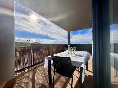 una mesa y sillas en un balcón con vistas en Claire perfect vilanova penthouse by hlclub agency en Vilanova i la Geltrú