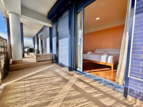 Schlafzimmer mit einem Bett auf einem Balkon in der Unterkunft Claire perfect vilanova penthouse by hlclub agency in Vilanova i la Geltrú
